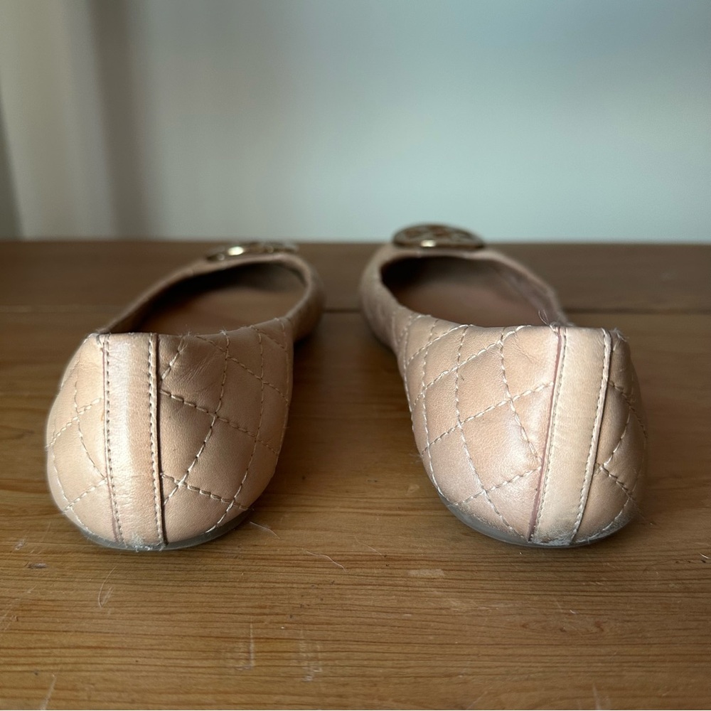 Tory Burch Quilted Leather Reva Flats Tan Gold Logo Size 8.5 - Picture 4 of 6